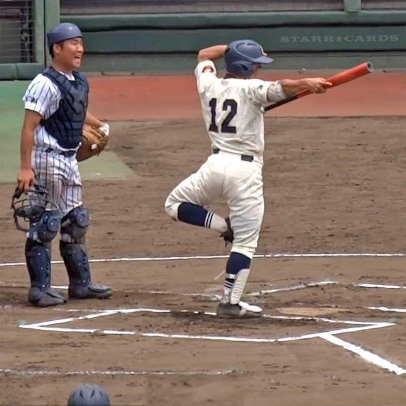 Amazing bat flipping by Japanese high school baseball player