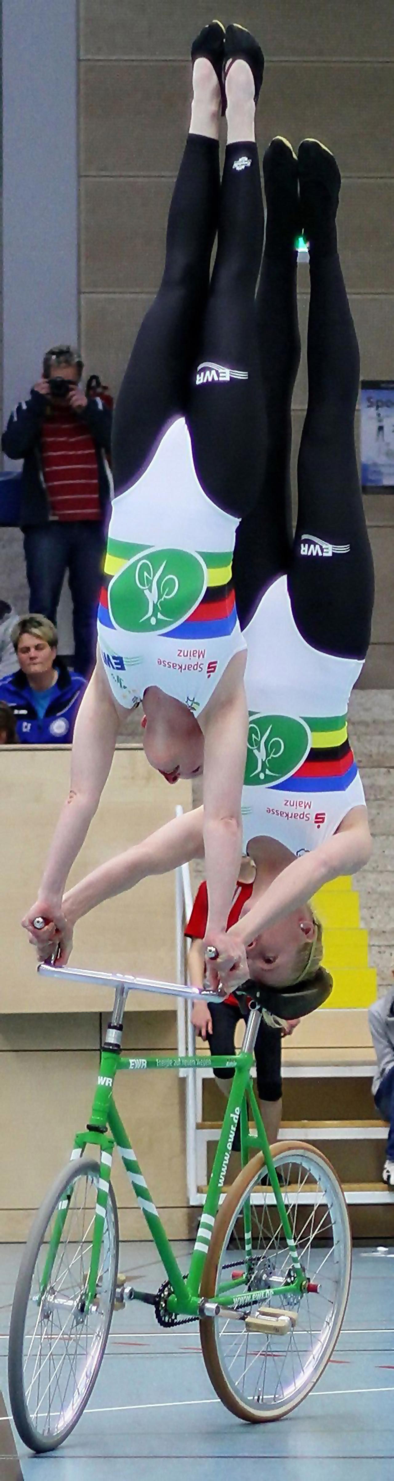 Artistic Cycling: Katrin Schultheis, Sandra Sprinkmeier, Germany, world-champions, handstand, headstand