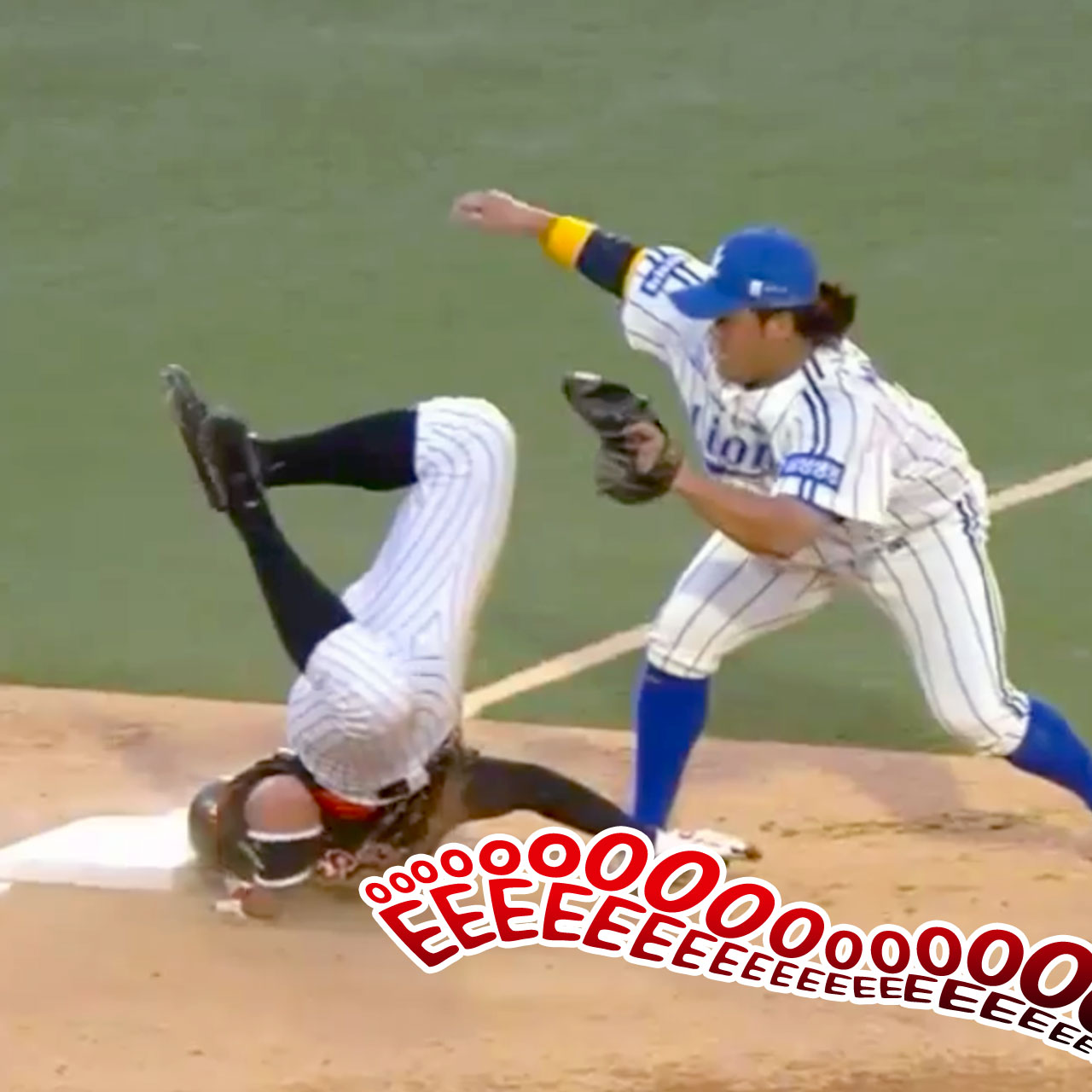 Jae-kyun Hwang slides into third base
