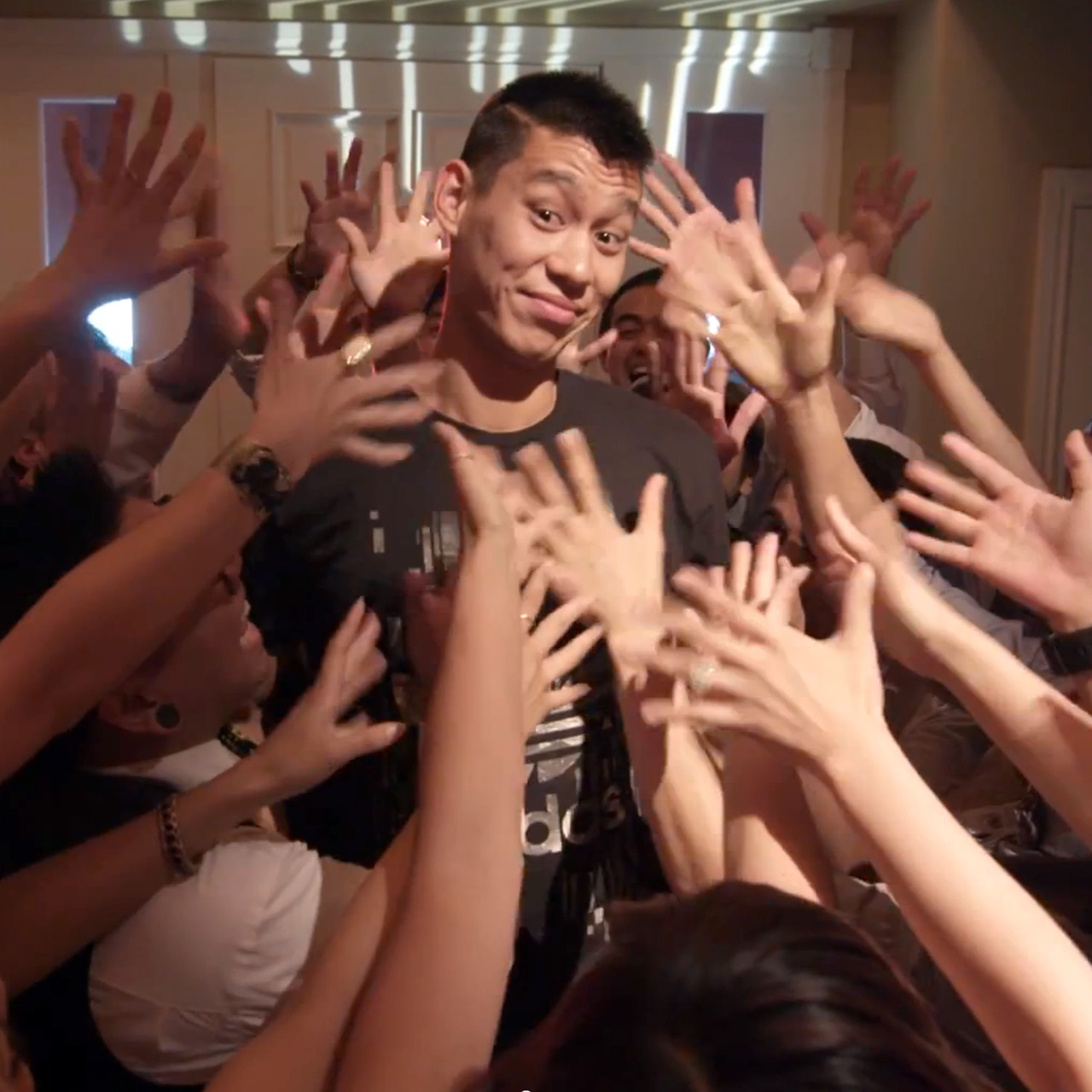 Lakers guard Jeremy Lin gets by with a little help from his friends