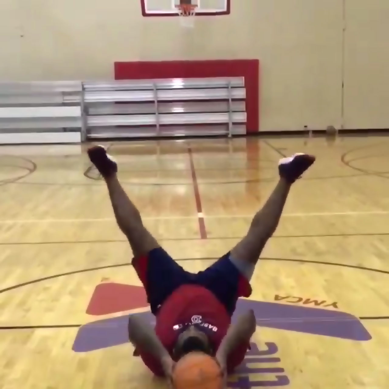 Pablo Sandoval hits basketball trick shot from half court
